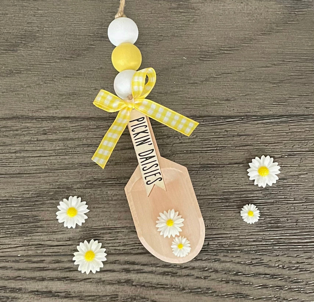 Farmhouse Canister Scoop Garland, Daisy Garland, Daisy Decor, Farmhouse Decor, Wooden Beads Garland